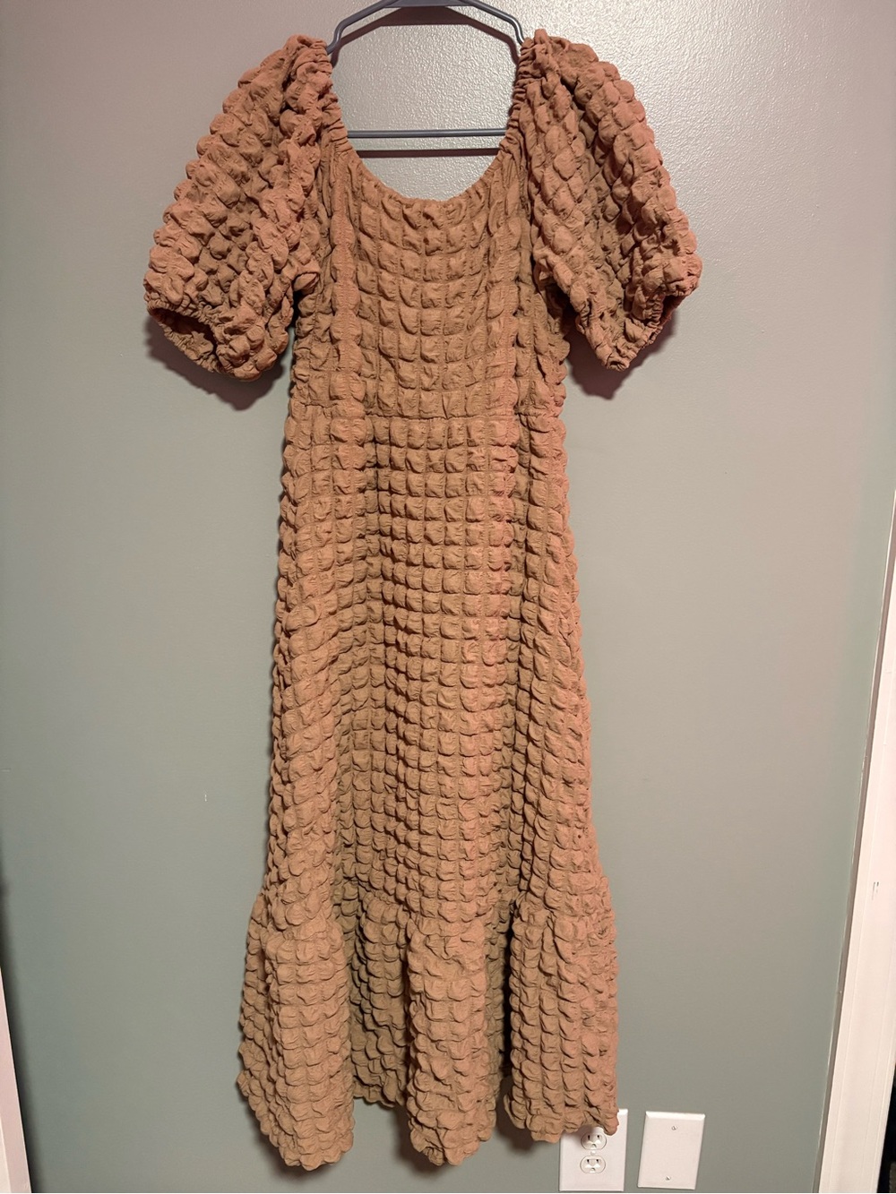 In February Textured Bubble Midi Dress Puff Sleeve Camel Brown Women’s Small NWT - Picture 2 of 3